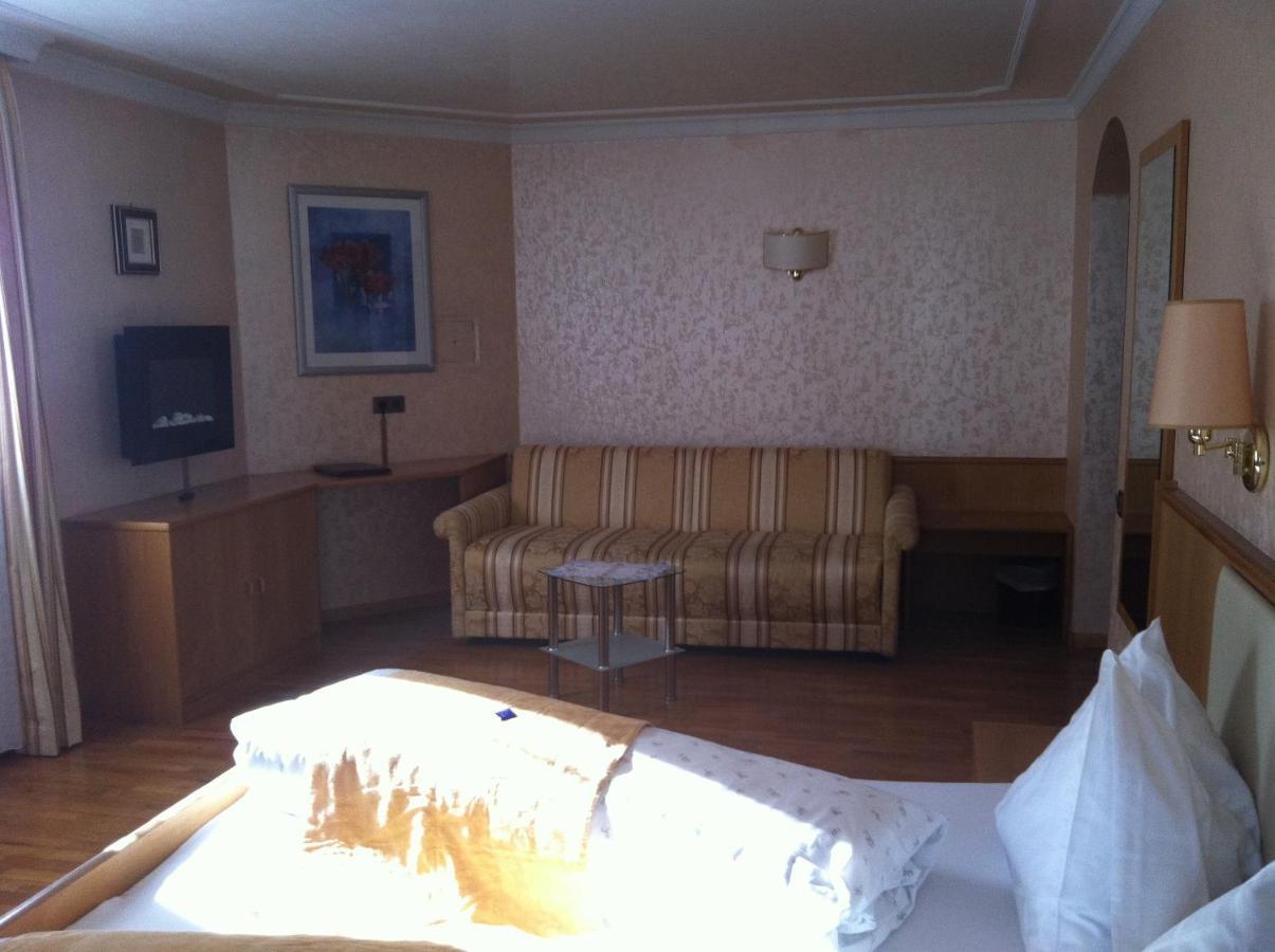 Hotel Serena セルヴァ・ディ・ヴァル・ガルデーナ エクステリア 写真